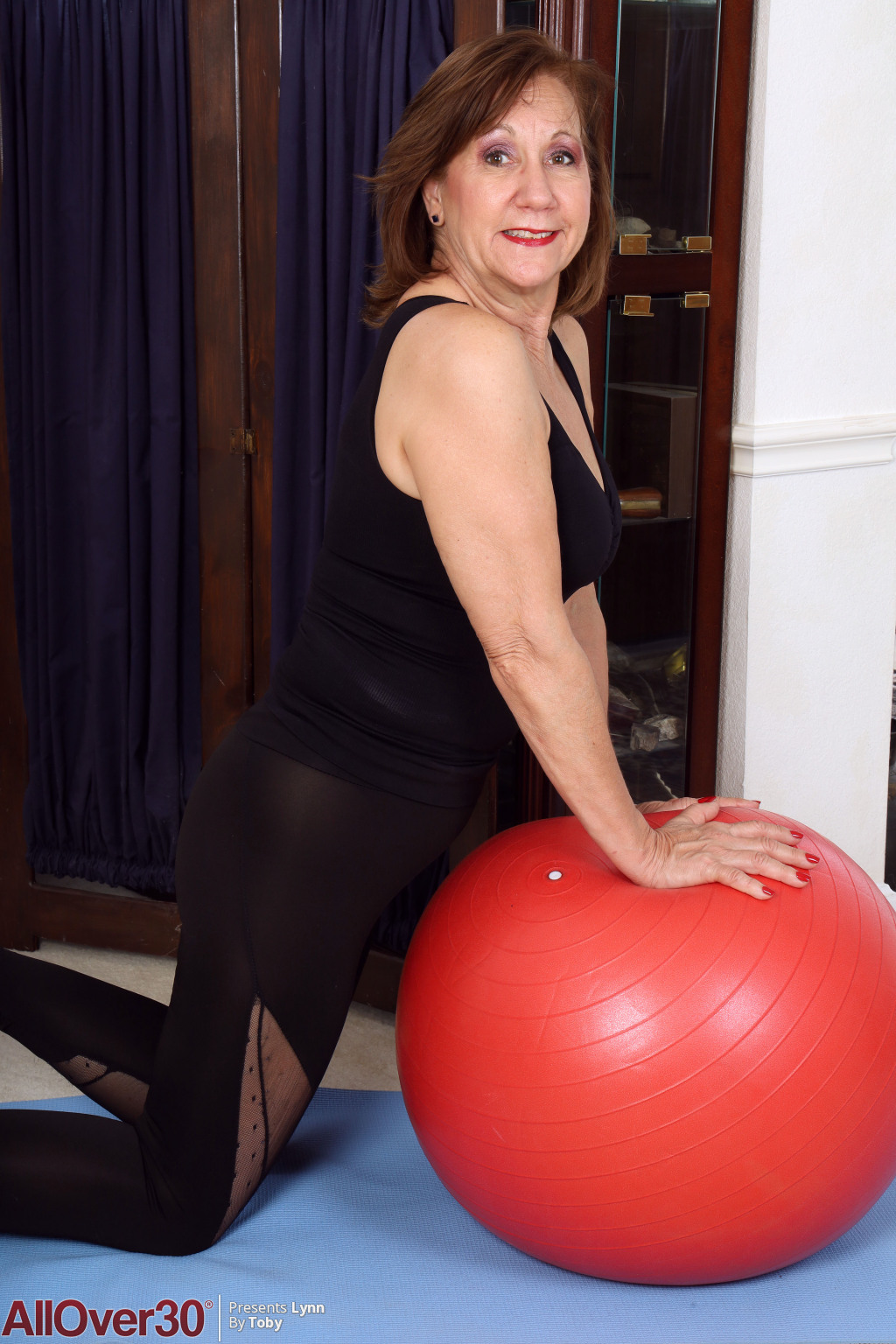 lynn-mature-yoga-03